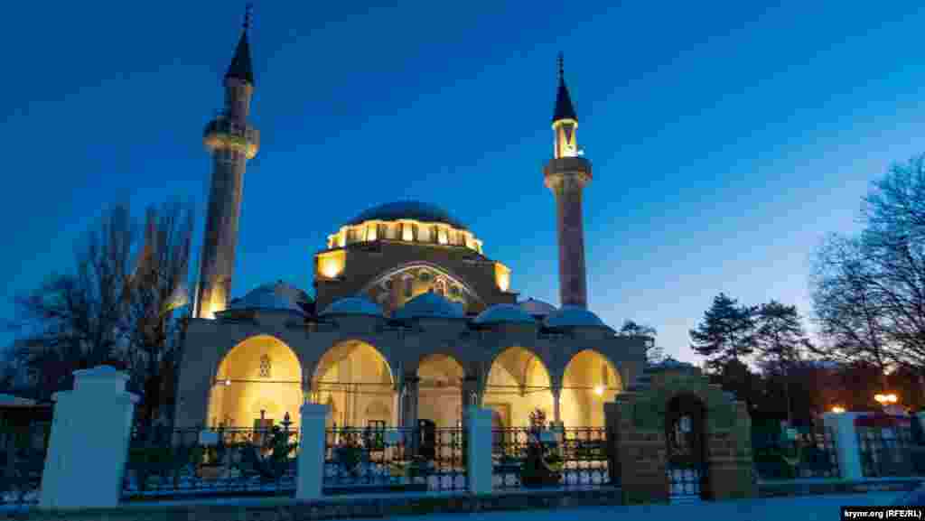 Мечеть Хан-Джами или Джума-Джума была заложена в Евпатории (тогдашнем Гезлеве) в 1552 году. Именно здесь выполнялся важнейший государственный ритуал – коронация крымских ханов. Сегодня Хан-Джами является самой большой многокупольной мечетью в Украине и памятником истории и архитектуры мирового значения. Больше интересных фотографий – в галерее Крым.Реалии