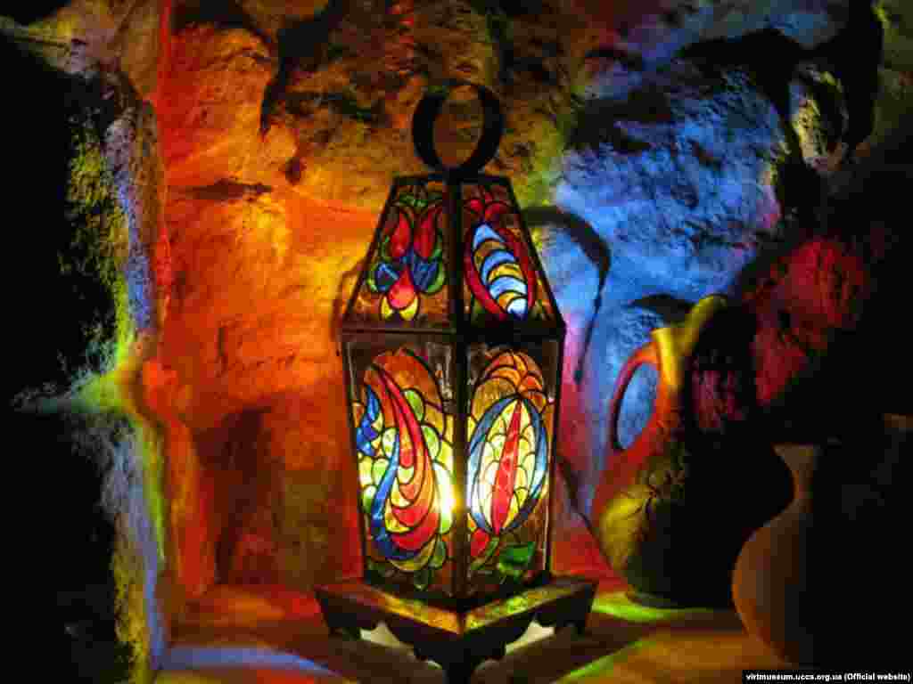 «Орьнек» на стекле. Фонарь авторства Энвера Яшлавского, 2017 год