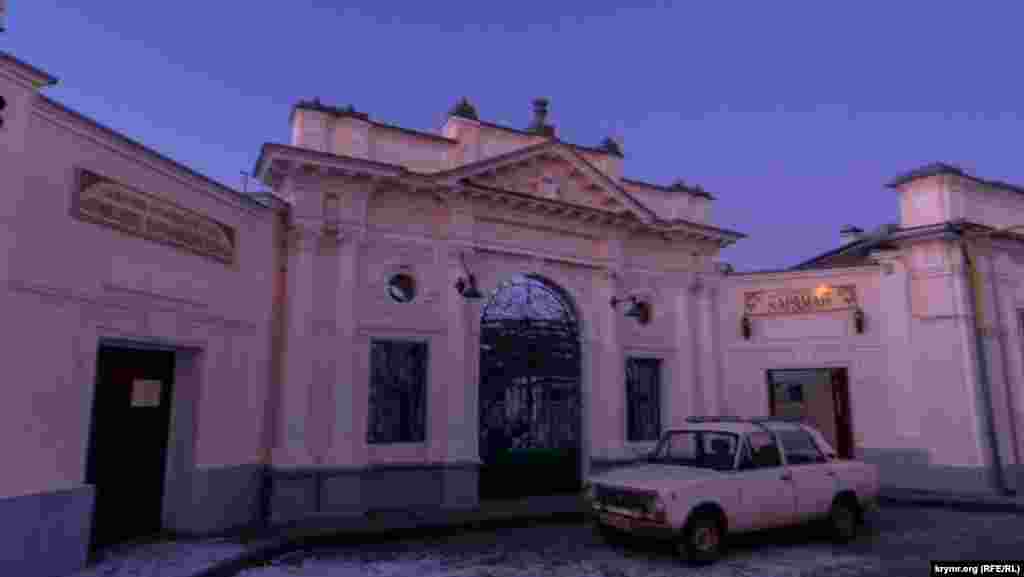 У главного входа в караимские кенассы. Это единственный в мире действующий храм, где регулярно проходят службы. Это при том, что городская община караимов ныне насчитывает около 200 человек