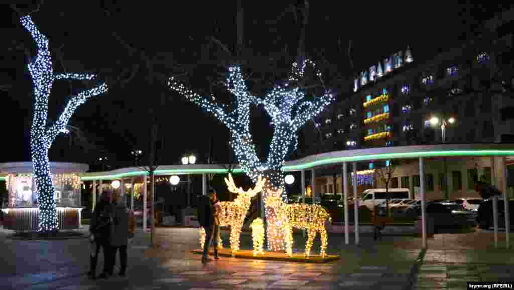 На площади Ушакова у отеля «Украина»