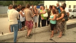 Нижняя Баканка: люди на фоне наводнения Нижняя Баканка: люди на фоне наводнения