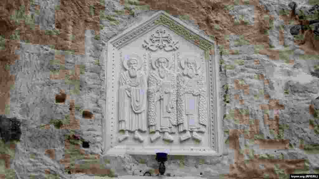 Сейчас в монастыре находится пять действующих храмов: два наземных – Святой Троицы и великомученика Пантелеймона Целителя, три пещерных – в честь Святого Апостола Андрея Первозванного, Святого Климента и святителя Мартина Исповедника – они изображены на барельефе