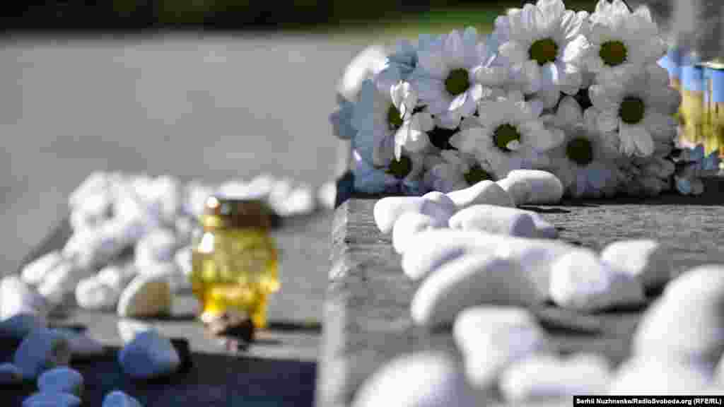 Камінь, на відміну від рослини, не зів’яне, а тому він символізує вічну пам'ять про померлих