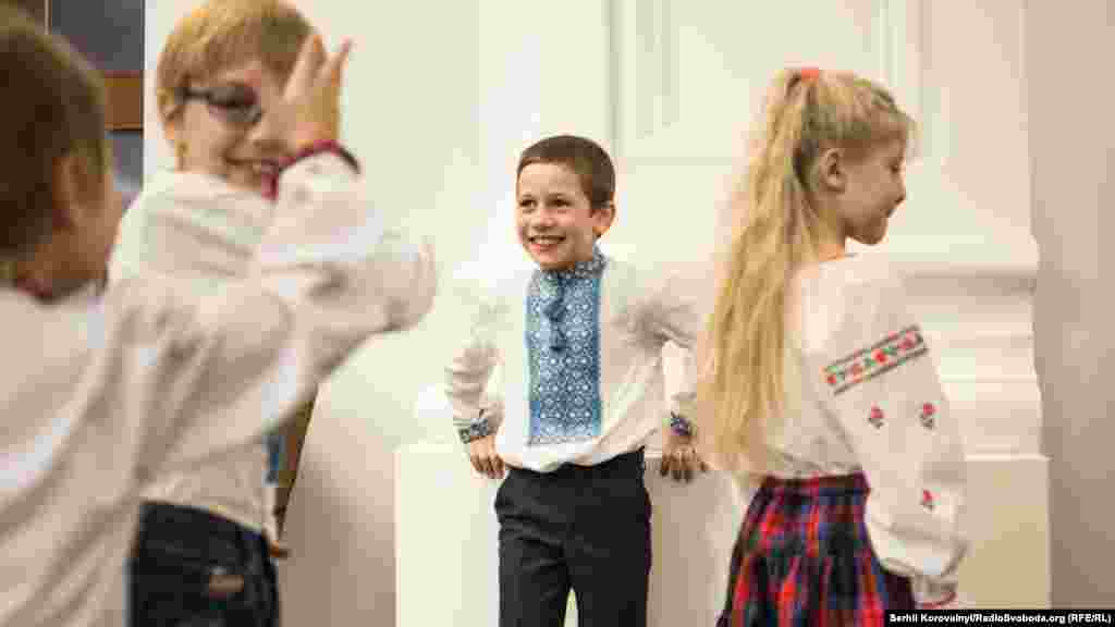 Натомість у Брамі Заборовського вирує життя! Саме тут відбувається урочисте відкриття святкової програми для дітей – «Чудеса від Святого Миколая»  