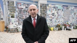 Министр обороны Великобритании Джон Хили в Киеве, архивное фото