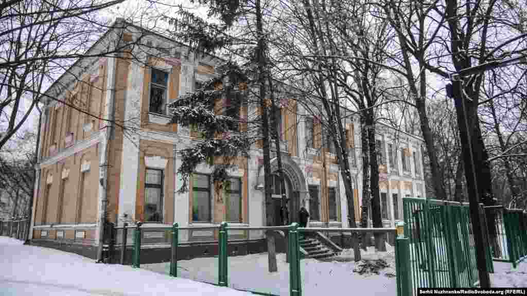 Будівля, де розміщений музей Бабиного Яру, була зведена в 1892 році для контори Єврейського кладовища. Під час війни тут розташувалися німецькі підрозділи, які розстрілювали євреїв у Бабиному Яру. В радянські часи тут був гуртожиток. А у 2016 році суд повернув у державну власність будинок, який був переданий до меморіального комплексу «Бабин Яр»