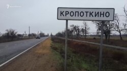 В Крыму к дому убитой Даши Пилипенко продолжают приносить игрушки и цветы (видео) В Крыму к дому убитой Даши Пилипенко продолжают приносить игрушки и цветы (видео)