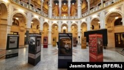 U Vijećnici u Sarajevu fotografije pričaju priče jedanaest žena koje su bile zatvorene u logorima, u njihovom sadašnjem okruženju - bašti, biblioteci crkvi, učionici.
