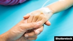 Евакуюють українських дітей з онкологічними та онкогематологічними хворобами на лікування в США, Канаду та європейські країни