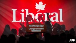 Сторонники лидера Либеральной партии Канады Джастина Трюдо радуются после объявления результатов выборов. Монреаль, 19 октября 2015 года