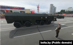 Боевые машины комплекса "Искандер" с ракетами на борту, на которых нанесены знаки радиоактивной опасности, во время военного парада 3 июля 2024 года в Минске