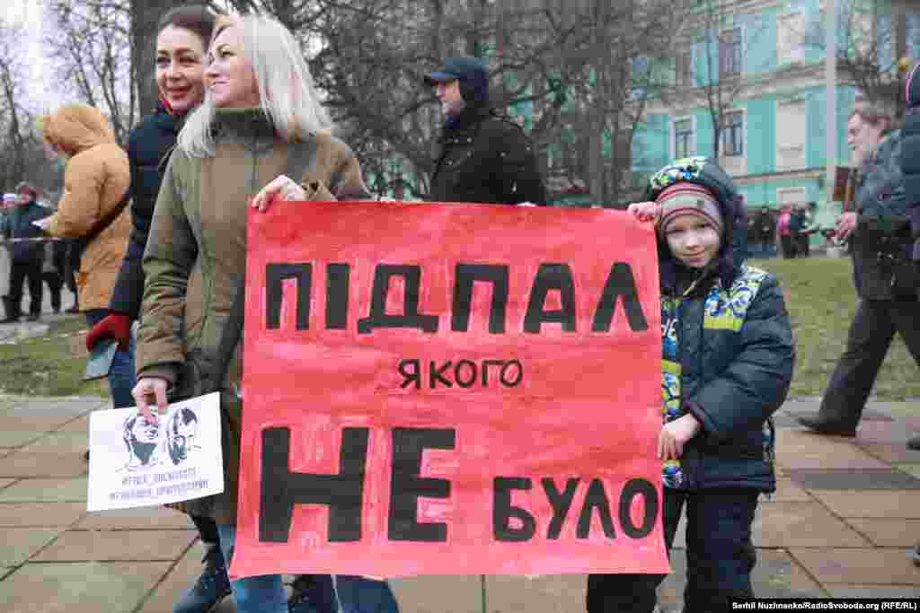 Споруду, яка належить УПЦ (МП), біля фундаменту Десятинної церкви у Києві збудували в 2005 році. Попри відсутність дозвільних документів, «монастир» понад 10 років функціонує на території історичної пам’ятки