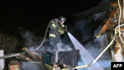 Пожежник гасить пожежу після атаки безпілотника в Харкові, Україна, 29 березня 2025 року. Фото ілюстративне