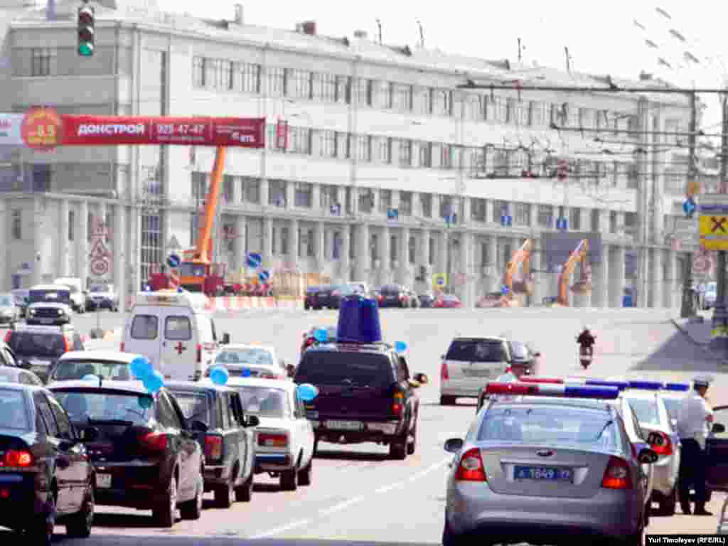 Около 13.00 машины с синими ведерками по одной стали выпускать на Садовое кольцо. В 50-метрах от перекрестка сформировалась колонна в 20-30 машин и автопробег начался.