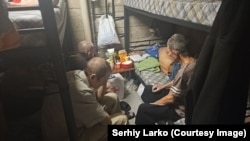 Приміщення, у якому перебувають українці у буферній зоні на грузинському кордоні