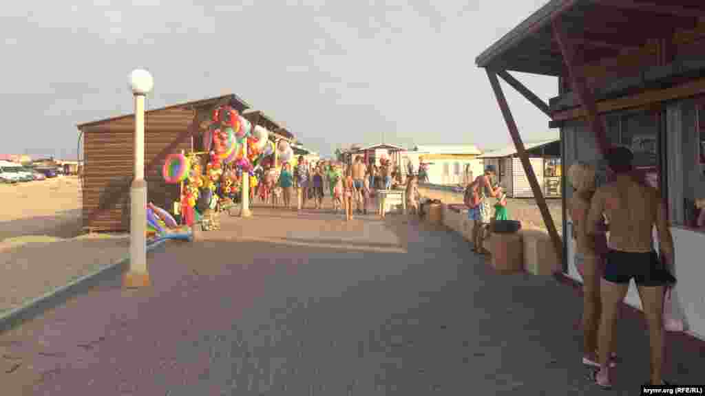 Недалеко от пляжа – рынок и торговые палатки  