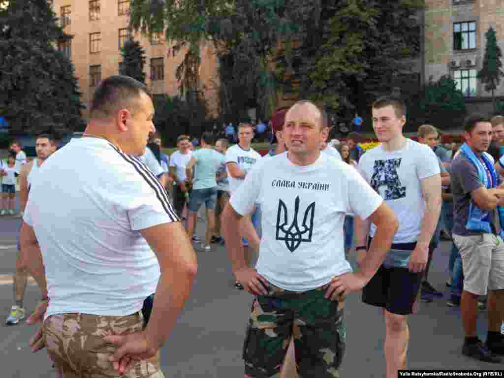 Уболівальники обох команд, за домовленістю, одяглись у біле. Чимало людей прийшло в одязі з патріотичними гаслами