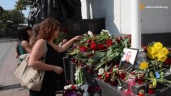 Кияни приносять квіти до Верховної Ради вшанувати загиблих нацгвардійців