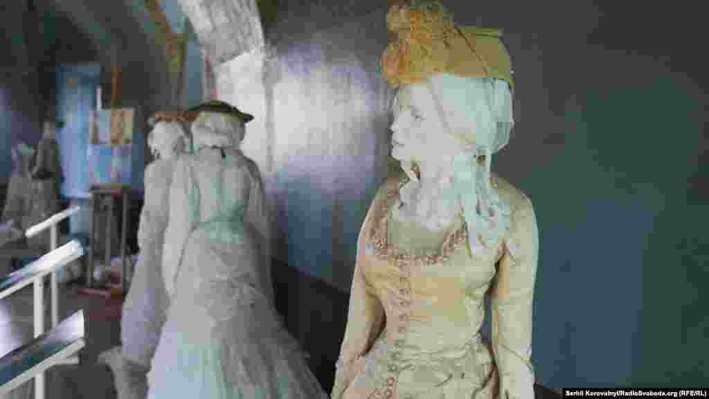 Основу проекту «Шедеври світового вбрання XVIII-XX століть. Сімейні традиції» складають експонати «Музею історії моди Марини Іванової»