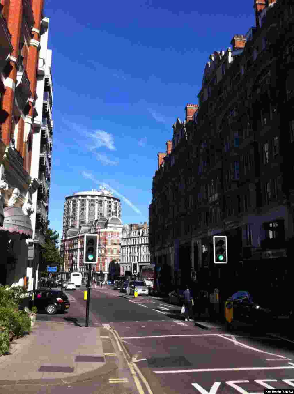 Сама улица Найтсбридж устроена так, чтобы удовлетворять запросы людей со вкусом – тут бутики, рестораны...