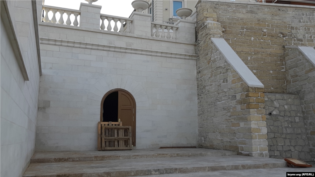 Небольшие гроты, которые ранее находились на пролетах Митридатской лестницы, теперь будут закрыты. Рабочие пока не установили двери. Ну а пока перегородили дверной проем подручными средствами – от «непрошенных гостей» 