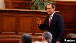 24 июля 2014 года. Болгарский премьер Пламен Орешарский помахал рукой, уходя в отставку.