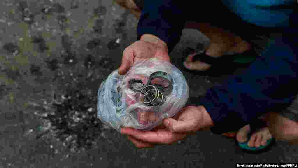 Залишки від російського снаряду, який влучив у будівлю