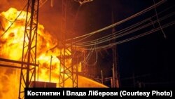 Харків, 11 вересня 2022 року. Рятувальники гасять пожежу на електричній підстанції, що виникла після російського обстрілу інфраструктури міста