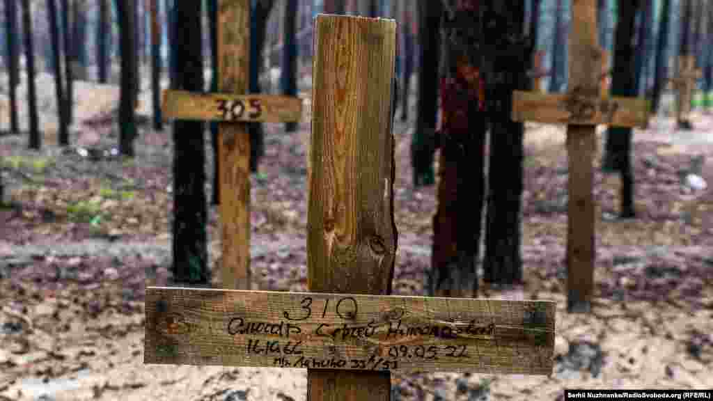 Наразі тривають процесуальні дії щодо знайдених в Ізюмі масових поховань людей, повідомив напередодні президент Володимир Зеленський