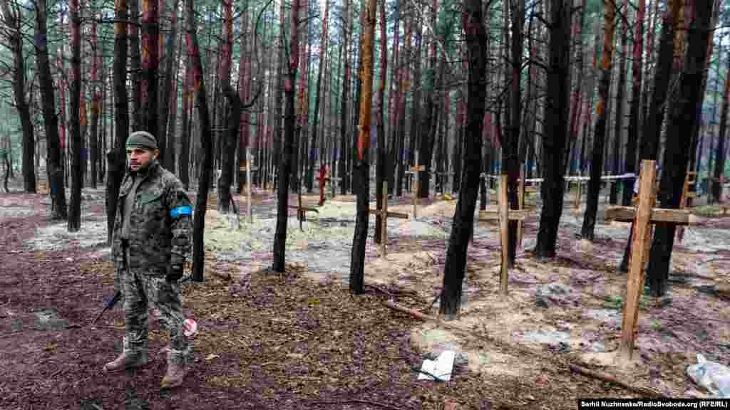 Радник голови Офісу президента України Михайло Подоляк повідомив, що на місці масових поховань людей у деокупованому Ізюмі на Харківщині виявлено щонайменше 450 могил, і «це лише одне з масових поховань»