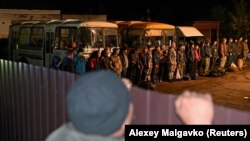 Шеренга мобилизованных перед военкоматом в сибирском городе Тара в Омской области, Россия, 26 сентября 2022 года