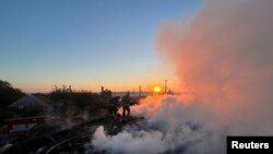 Пожежники гасять залишки будинку в Бахмуті, у який поцілила російська ракета. Вересень 2022