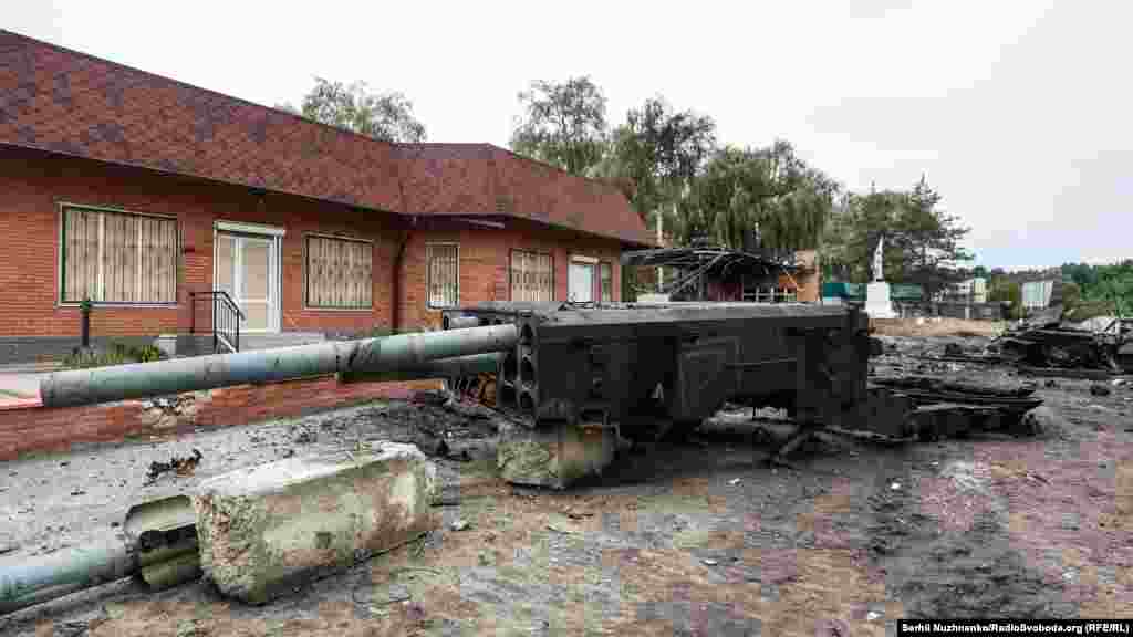 Залишки російської важкої вогнеметної системи «Солнцепек» на вулицях звільненого Ізюму, вересень 2022 року
