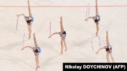 Групповое упражнение японской команды по художественной гимнастике