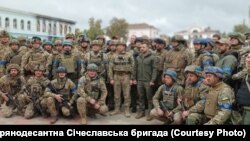 Президент Володимир Зеленський та військові у деокупованому місті Ізюм на Харківщині, 14 вересня 