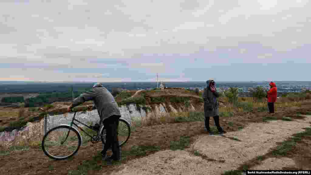 Під’їжджаємо до гори Кременець  найвищої точки цього району з телевежею та монументом на честь загиблих у Другій світовій війні. На Кременці завжди є скупчення людей: це єдине місце в Ізюмі, де ловить мобільний зв’язок