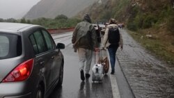 Люди идут по направлению к КПП "Верхний Ларс" на российско-грузинской границе, 24 сентября 2022 года