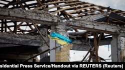 Пошкоджена російськими обстрілами будівля в Куп’янську на Харківщині