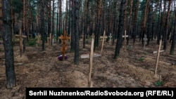 Масове поховання біля Ізюму на Харківщині, 15 вересня 2022 року. Фото ілюстративне