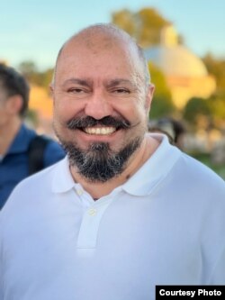 Draško Đenović: Mislim da patrijarh nije bio svestan da će ono što je govorio u Moskvi da izađe u javnost i sada će crkva morati da dosta radi na tome da poboljša svoj rejting s obzirom da je patrijarh svojom izjavom poljuljao ugled crkve.