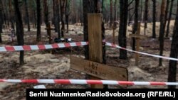 Наразі триваютьпроцесуальні дії щодо знайдених в Ізюмі масових поховань людей