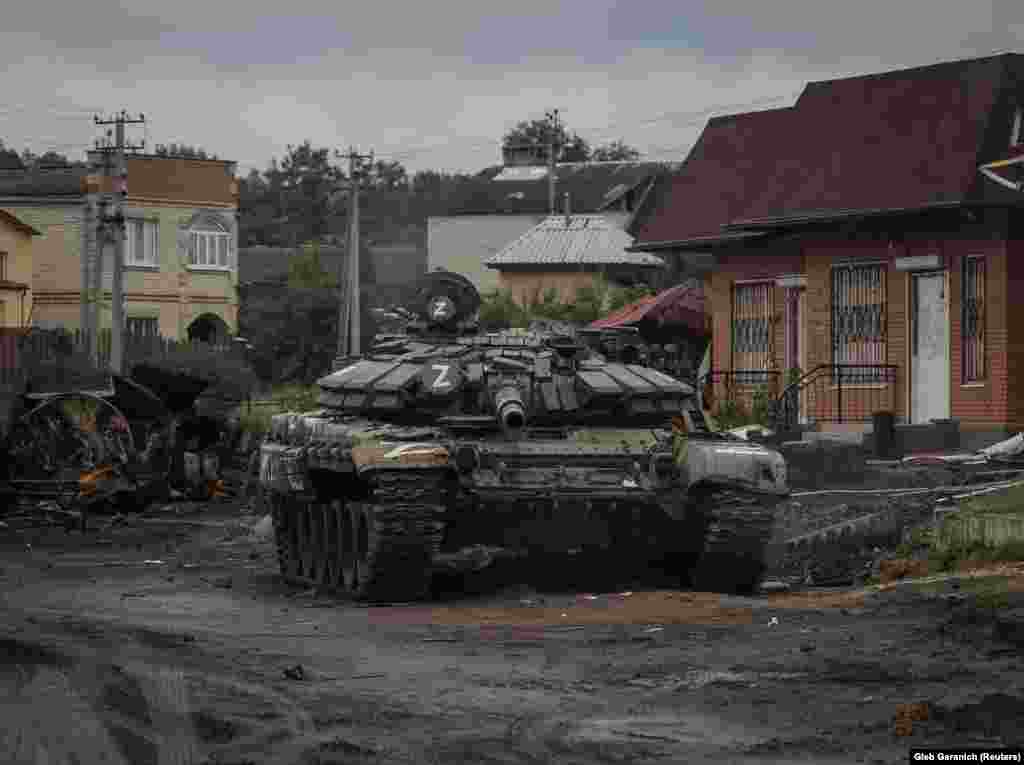 Відступаючи з Харківщини, російські війська покинули чимало боєприпасів і техніки – як-от цей танк в Ізюмі. Воєнні аналітики та експерти називають втрату контролю над Ізюмом стратегічною невдачею Москви, адже для російських військ місто слугувало базою та вузлом постачання. У Міністерстві оборони РФ втрату захоплених територій на Харківщині назвали «перегрупуванням». Однак експерти Американського Інституту вивчення війни (ISW) стверджують, що відступ російської армії був швидше поспішною втечею, а не організованим відходом