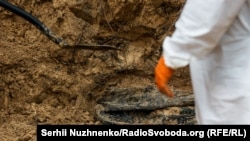 У звільнених населених пунктах Донеччини поліція виявила 35 місць поховань, з них три – масові. Одне у Святогірську, інші – в Лимані. Фото ілюстративне