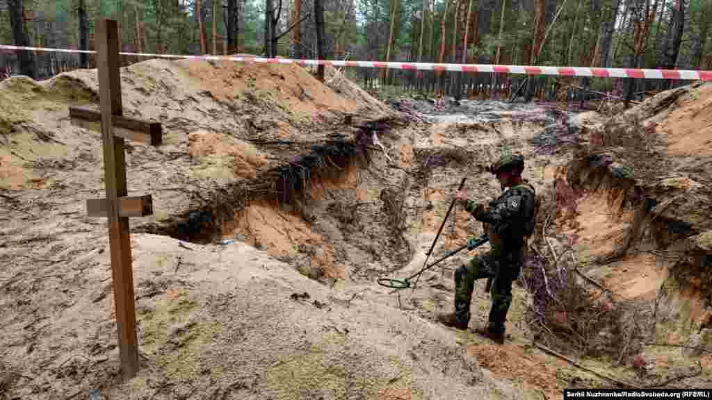 «Ми так порахували, тут десь близько 20-25 людей. Хоча напис тут був 17. Ми перевіримо це, уже коли будуть піднімати (тіла – ред.)», – сказав кореспонденту Радіо Свобода уповноважений з питань осіб, зниклих безвісти за особливих обставин Олег Котенко. Наразі триває розмінування території