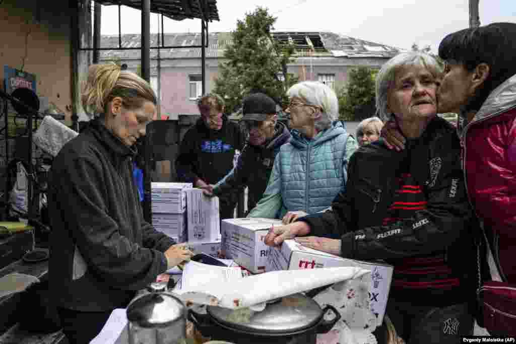 Люди у черзі за гуманітарною допомогою у відвойованому Ізюмі, 14 вересня. Депутат Ізюмської міської ради Максим Стрельніков повідомив Радіо Свобода, що в Ізюмі «дуже важка» гуманітарна ситуація: крім того, що у місті немає води, газу та світла, є проблеми із продовольством, засобами гігієни та ліками