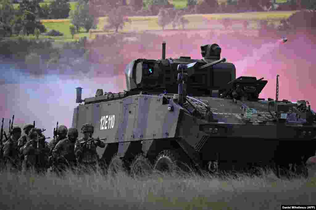 Французькі та румунські військові тренуються на полігоні Чинку 20 вересня, з використанням бронетехніки та димових шашок, 20 вересня. Об’єкт в Чинку вже протягом тривалого часу використовувався для навчання військ НАТО, але реконструкція, яка зараз триває, дозволить розмістити на цьому об’єкті близько 1000 солдат НАТО та важке озброєння  