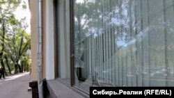 Разбитое окно в одном из военкоматов Хабаровска