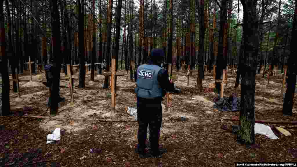 «Масштаби просто вражають. Ми тут бачимо поховання цілих сімей, батьки з дітьми поховані. Всі вони були вбиті під час окупації і під час того, як російська армія наступала на нашу територію», – зазначив уповноважений Верховної Ради з прав людини