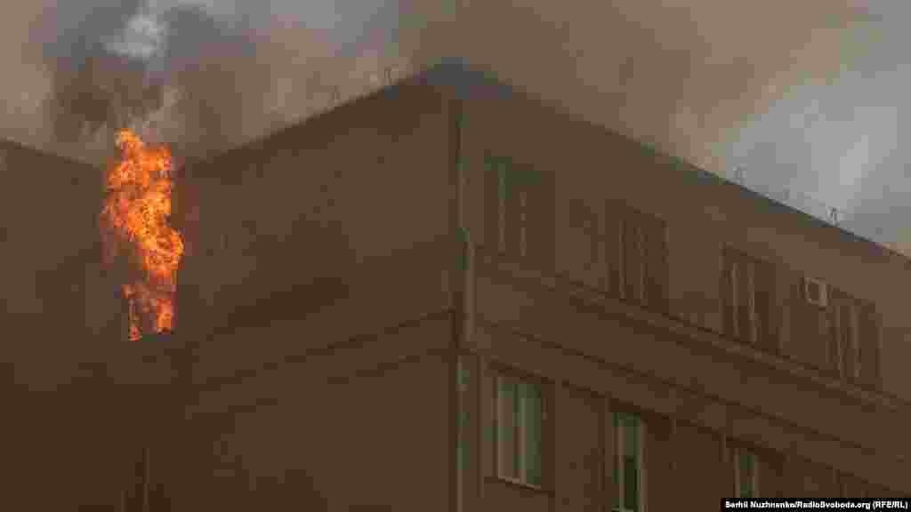 Обстріл російських військ спричинив масштабну пожежу. 