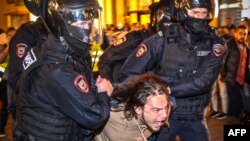 Російські силовики розганяють акції протесту проти часткової мобілізації, оголошеної президентом РФ Володимиром Путіним для ведення війни проти України. Москва, 21 вересня 2022 року